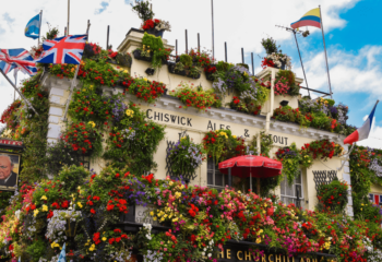 7-notorious-pubs-in-london-the-churchill-arms